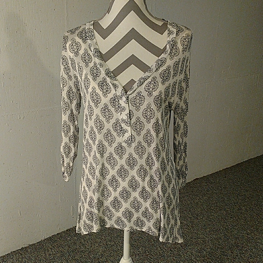3/4 sleeve shirt.